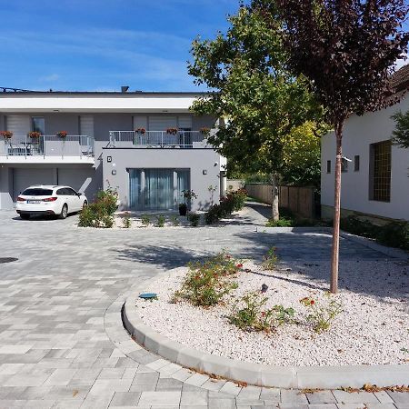 Linden Apartman 001 - Adults Only Mosonmagyaróvár 外观 照片