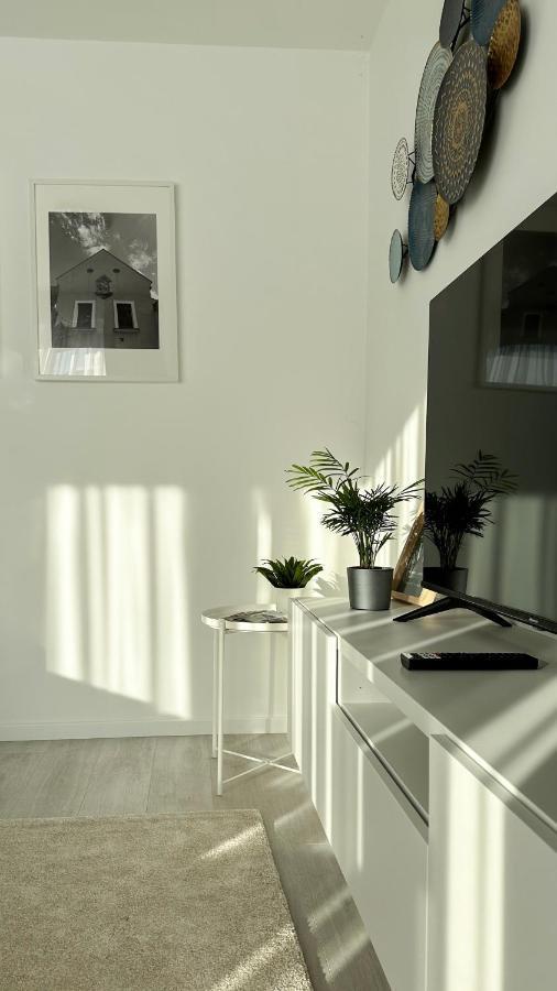 Linden Apartman 001 - Adults Only Mosonmagyaróvár 外观 照片