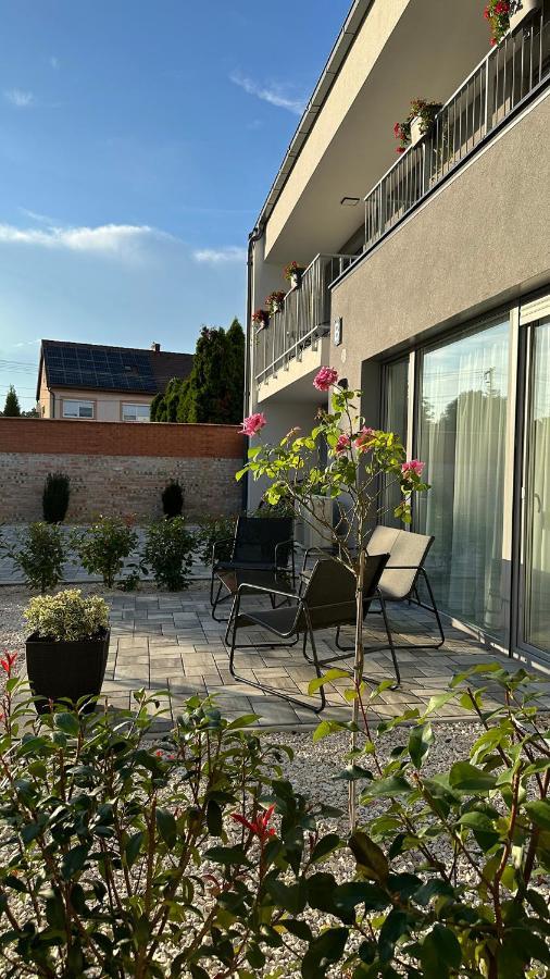 Linden Apartman 001 - Adults Only Mosonmagyaróvár 外观 照片