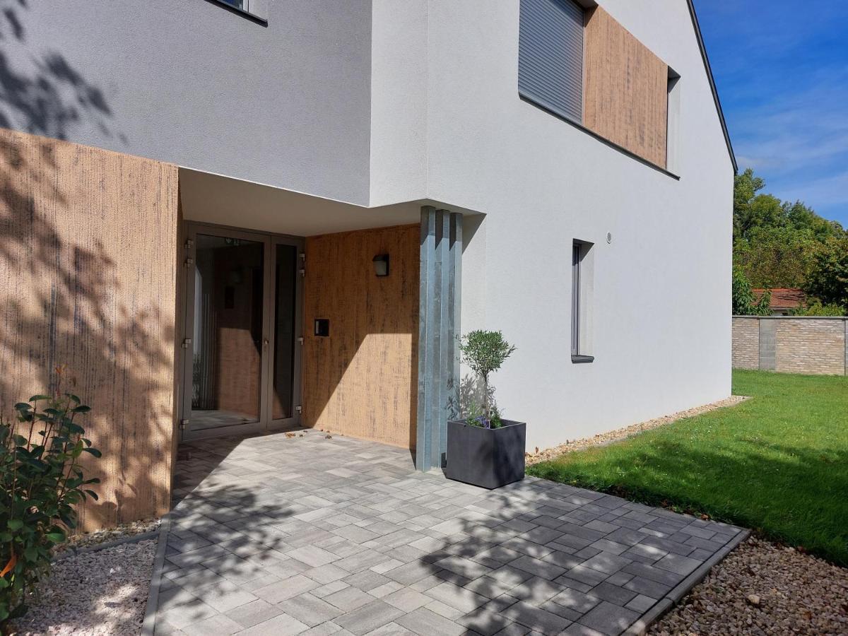 Linden Apartman 001 - Adults Only Mosonmagyaróvár 外观 照片