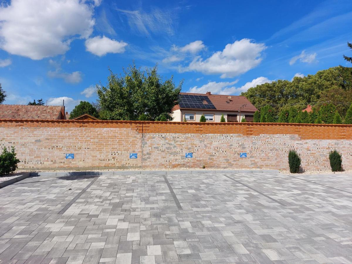 Linden Apartman 001 - Adults Only Mosonmagyaróvár 外观 照片